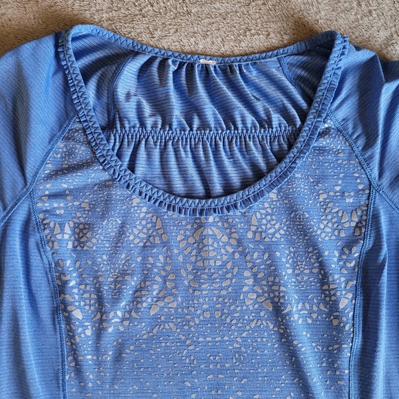 Lululemon t-shirt size 6 - Picture 4 of 9